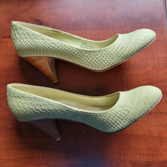 ZIGI Girl Green Snakeskin Leather Almond Toe Vintage Pump Heels Size 9 - Picture 2 of 10